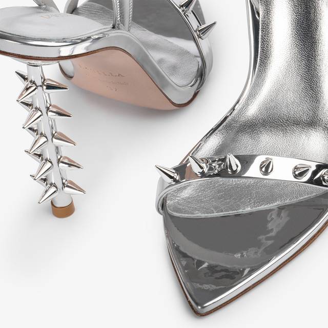Le Silla Sandalo mule metallizzato argento con borchie Fino al 50% di sconto