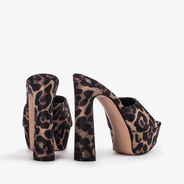 Le Silla Sandalo mule con plateau raso stampa leopardata Ritorno libero