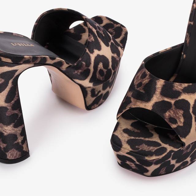 Le Silla Sandalo mule con plateau raso stampa leopardata Ritorno libero