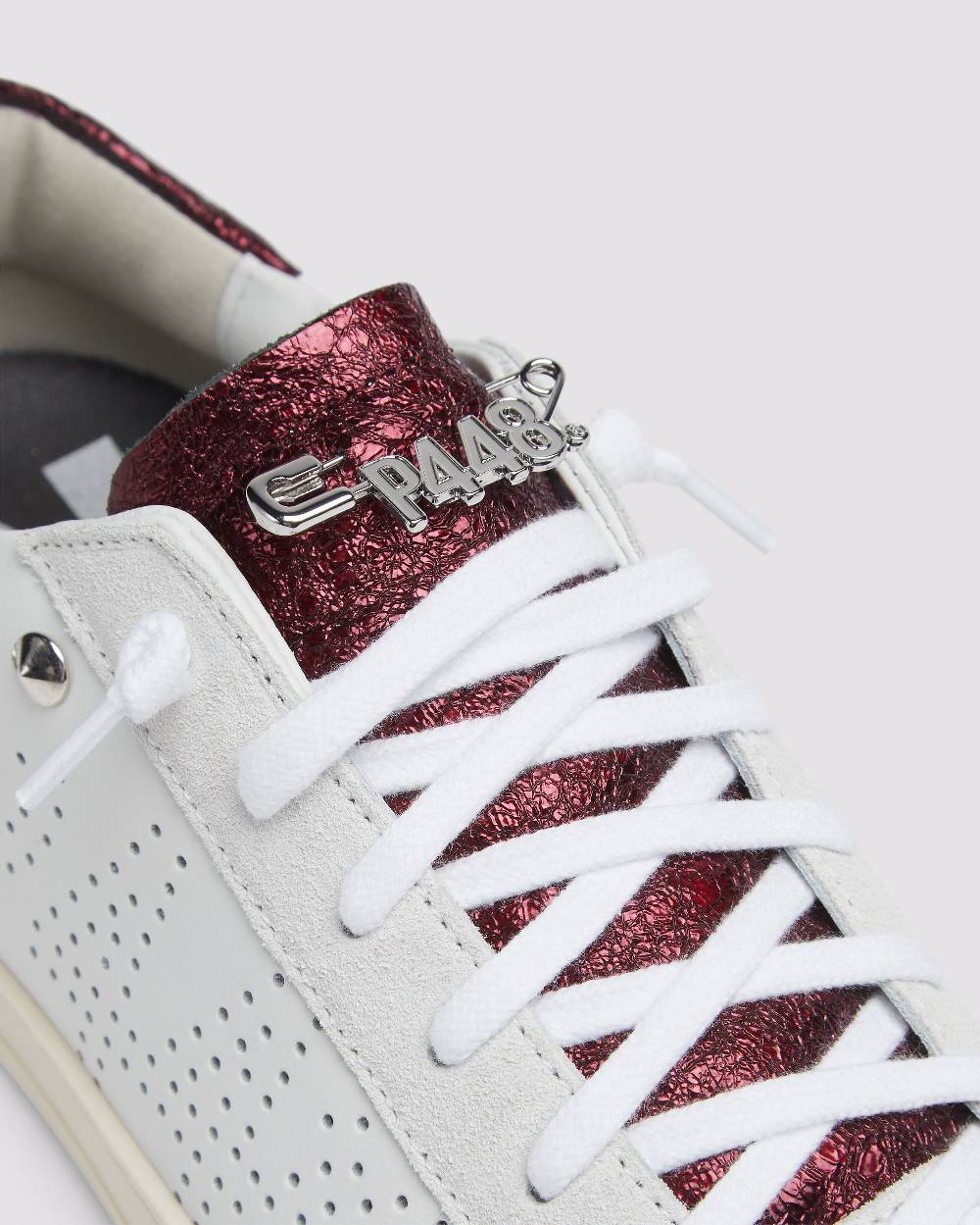 P448 John Maroon/Stud Offerte