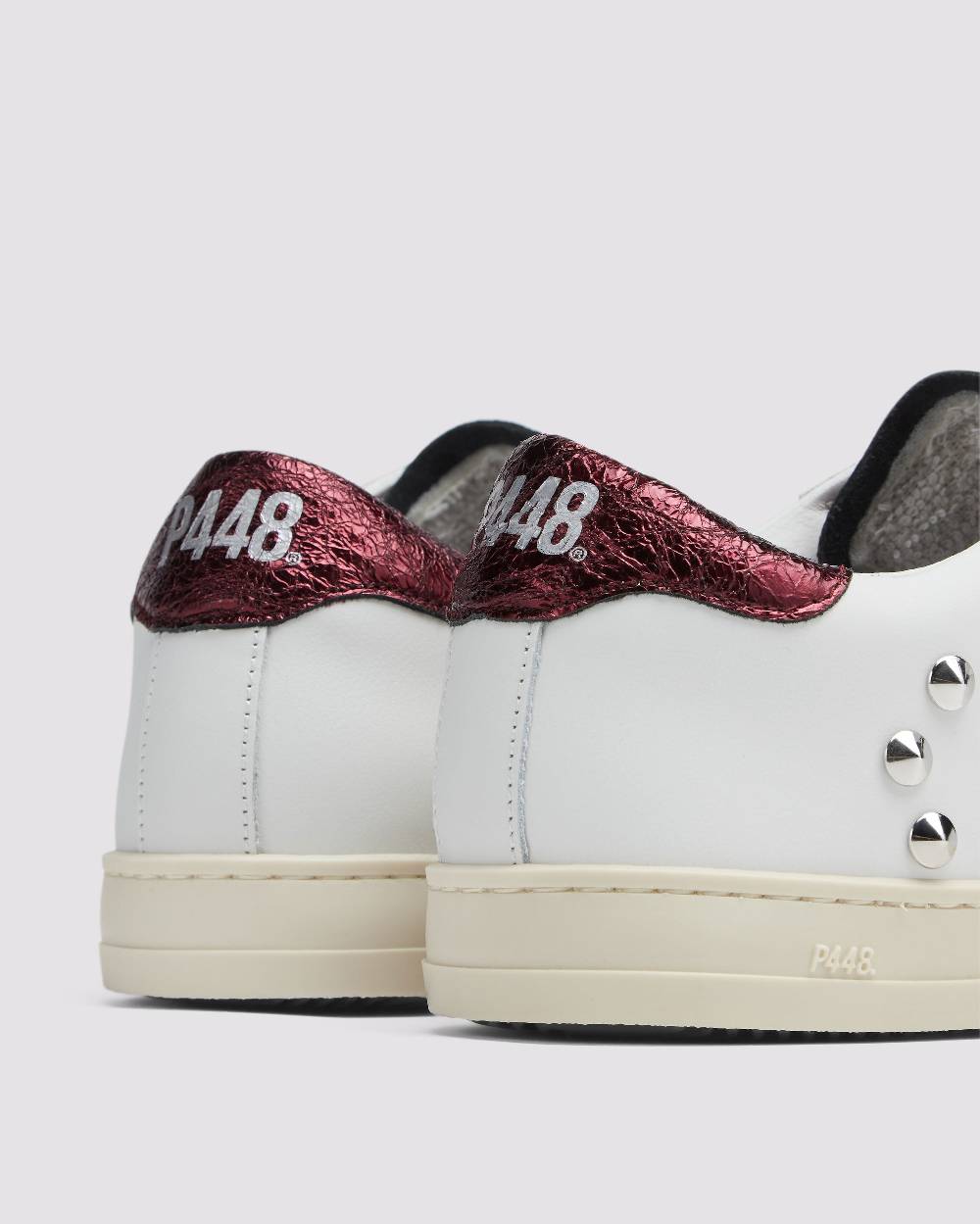 P448 John Maroon/Stud Offerte